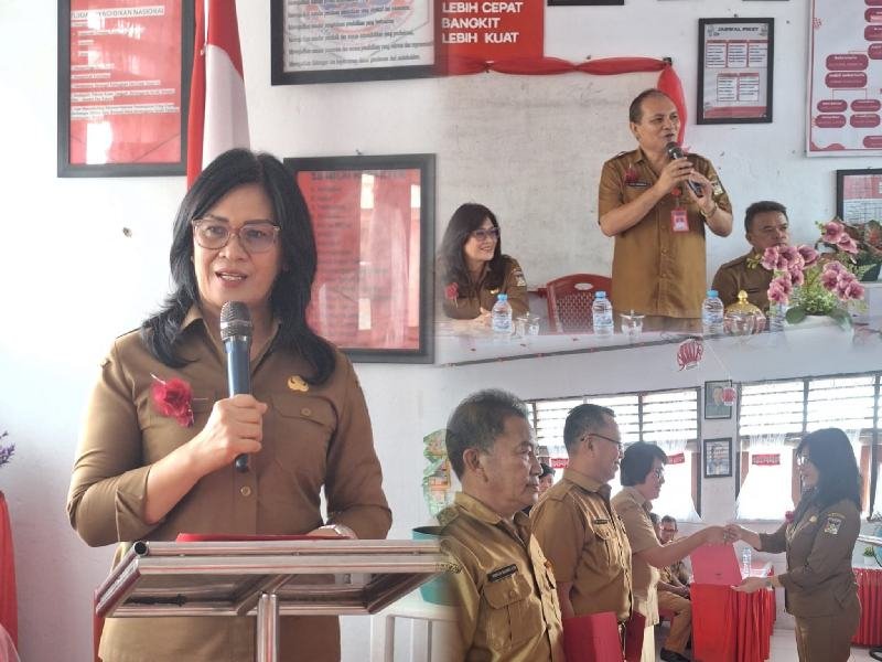 Wakili Bupati Minahasa, Sekda Watania Serahkan Tiga SK Plt Kepala Sekolah SMP di Langowan