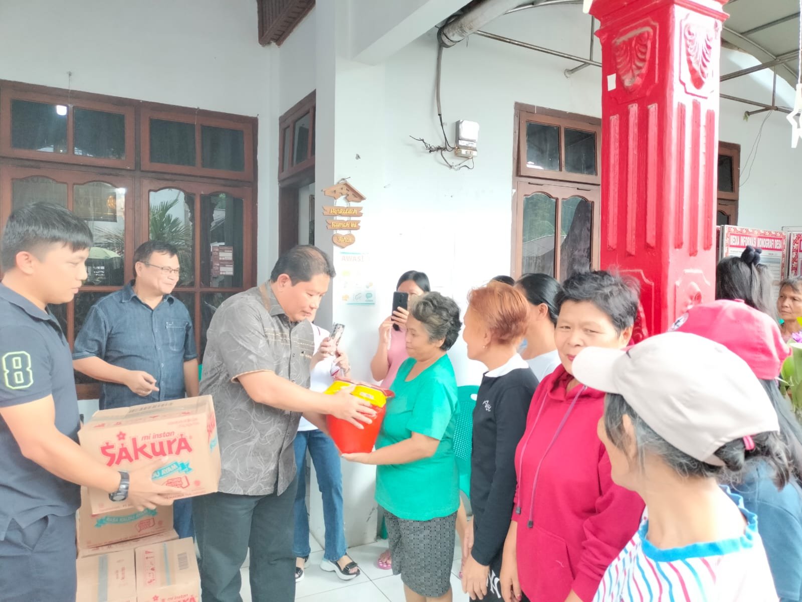 Penjabat Bupati Minahasa Jemmy Kumendong Serahkan Bantuan Kepada Masyarakat Akibat Banjir