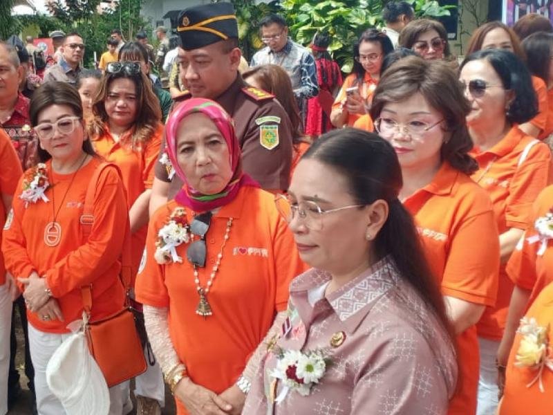 Wakil Bupati Minahasa Vanda Sarundajang Hadiri Presmian Gapura TK Dharma Wanita dan SD Sasaran