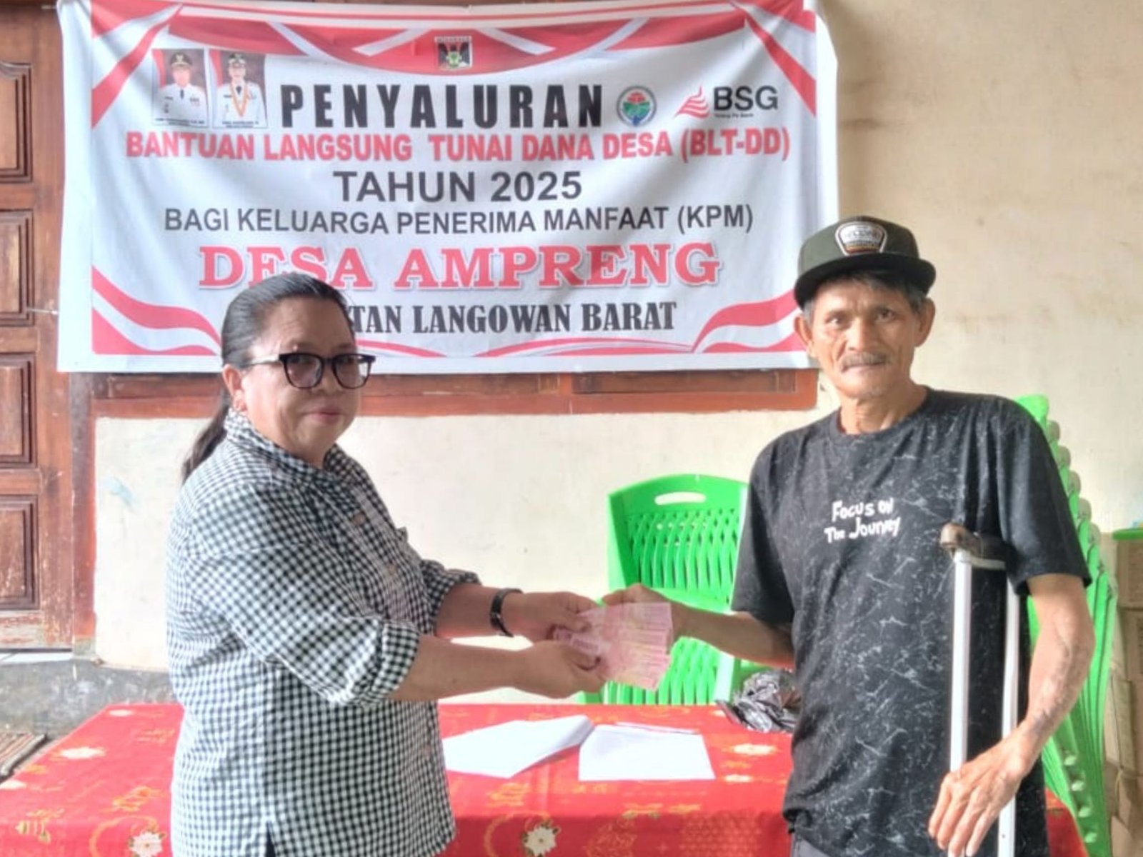 Pemerintah Desa Ampreng Bagikan BLT DD Kepada Keluarga Penerima Manfaat